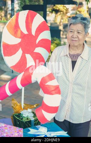 asiatische alte ältere Frau ältere ältere Frau mit dekorativen Geschenk Geschenkschachtel zu weihnachten Stockfoto