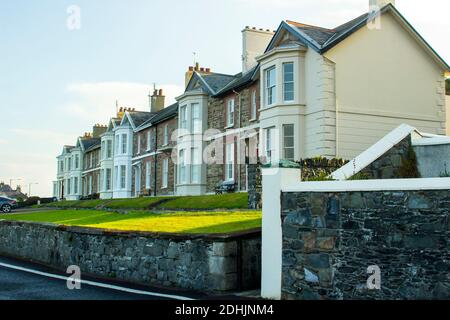 11. Oktober 2018 eine Reihe von schönen traditionellen viktorianischen Häuser mit Meerblick auf einer Meeresklippe Straße in Bangor County Down in Nordirland. Stockfoto