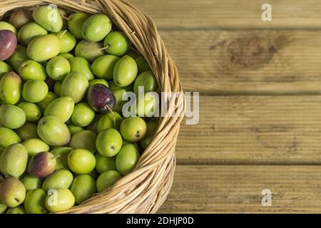 Korb mit mediterranen grünen Oliven Stockfoto