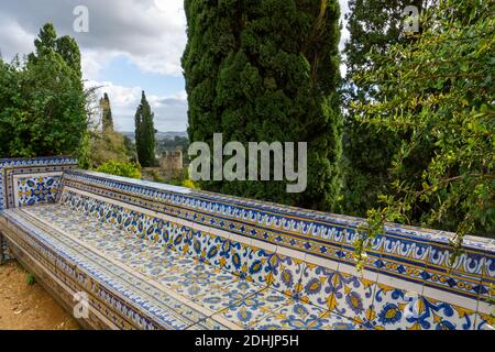 Eine schöne Azulejo Fliesenpfparkbank in Portugal Stockfoto