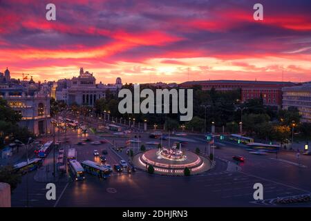 Wunderschöne Landschaft von Plaza de Cibeles mit Verkehr unter Sonnenuntergang Himmel in Madrid Stockfoto