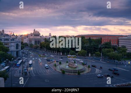 Wunderschöne Landschaft von Plaza de Cibeles mit Verkehr unter Sonnenuntergang Himmel in Madrid Stockfoto