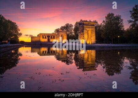 Tolle Aussicht auf den Tempel von Debod in der Nähe Teich in Madrid bei Sonnenuntergang Stockfoto