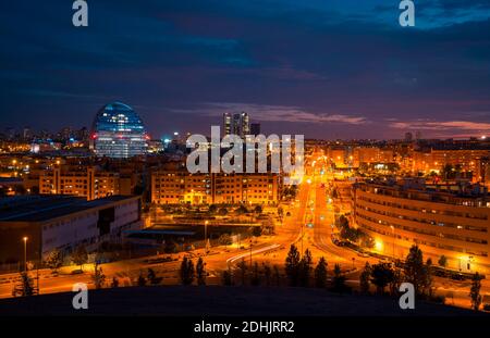 Wundervoller Sonnenuntergang über Wohngebäuden und Wolkenkratzern im modernen Stil Stadt Madrid Stockfoto