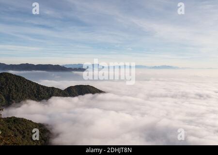 Spektakuläre Hochlandlandschaft mit Yuanzui Berg an sonnigen Tag unter wolkiger Himmel in Taiwan Stockfoto