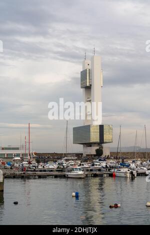 La Coruna, Galicien / Spanien - 26. November 2020: Blick auf den See-Rettungsturm im Hafen von La Coruna in Spanien Stockfoto