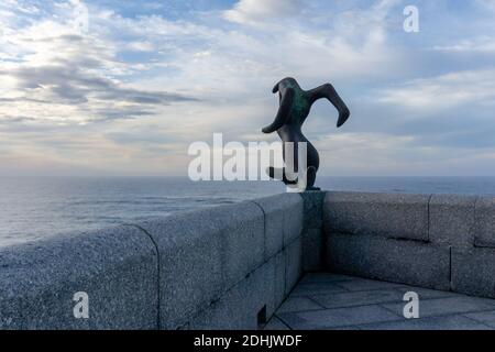 Malpica, Galicien / Spanien - 26. November 2020: Die Statue auf der Terrasse des Leuchtturms Punta Nariga in Galicien mit Blick auf den Atlantik Stockfoto