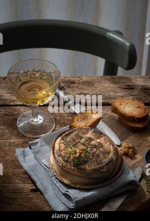 Gebackene Camembert serviert auf Holztisch Stockfoto
