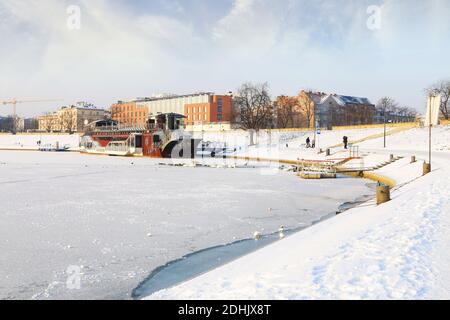 Boote auf dem Fluss Wisla in der Nähe des Wawel-Hügels in Krakau, Polen. Stockfoto