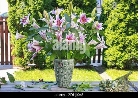 Riesige Blumenstrauß von Lilien im Garten. Sommerfest Stockfoto