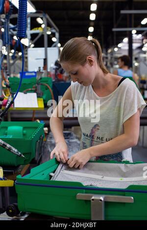 Weibliche Mitarbeiterin am Produktionsstandort von Samsonite in Oudenaarde, Belgien Stockfoto