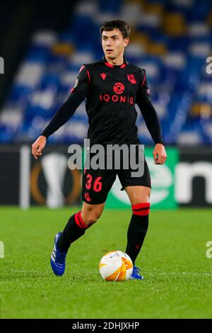 Real sociedad's spanischer Mittelfeldspieler Mart’n Zubimendi kontrolliert den Ball während Die UEFA Europa League Fußballspiel SSC Napoli gegen Real Sociedad Stockfoto