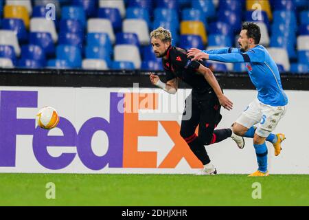 Real sociedads belgischer Stürmer Adnan Januzaj (L) fordert die Ball mit SSC Napoli portugiesischen Verteidiger Mario Rui während der UEFA Europa League Fußballspiel SSC Napoli gegen Real Sociedad Stockfoto