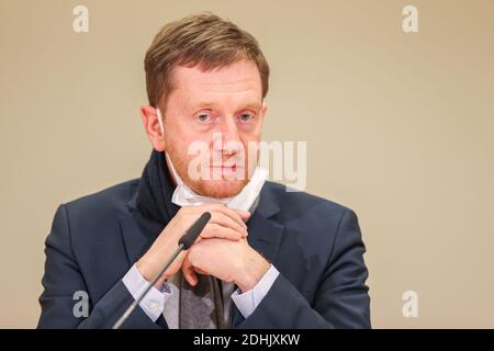 11. Dezember 2020, Sachsen, Aue: Der sächsische Ministerpräsident Michael Kretschmer (CDU) sitzt bei einer Pressekonferenz im Helios Klinikum. Das Erzgebirge gehört neben Ostsachsen zu den Regionen mit der höchsten Infektionsrate im Freistaat. Ab Samstag (12.12.2020) sind Masken überall im Freien Pflicht. Wie in anderen sächsischen Corona-Hotspots ist das Servieren und der Konsum von Alkohol in der Öffentlichkeit verboten. Haus oder Wohnung darf nicht mehr ohne Grund verlassen werden. Personen, die keinen ständigen Wohnsitz im Erzgebirgsreis haben, dürfen sich nicht enteignen Stockfoto