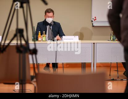 11. Dezember 2020, Sachsen, Aue: Der sächsische Ministerpräsident Michael Kretschmer (CDU) sitzt bei einer Pressekonferenz im Helios Klinikum. Das Erzgebirge gehört neben Ostsachsen zu den Regionen mit der höchsten Infektionsrate im Freistaat. Ab Samstag (12.12.2020) sind Masken überall im Freien Pflicht. Wie in anderen sächsischen Corona-Hotspots ist das Servieren und der Konsum von Alkohol in der Öffentlichkeit verboten. Haus oder Wohnung darf nicht mehr ohne Grund verlassen werden. Personen, die keinen ständigen Wohnsitz im Erzgebirgsreis haben, dürfen sich nicht enteignen Stockfoto