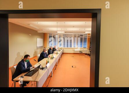 11. Dezember 2020, Sachsen, Aue: Torsten Kupsch (l-r), Pressesprecher, Frank Vogel, Landrat des Erzgebirgskreises, Michael Kretschmer (beide CDU), Ministerpräsident von Sachsen, Christoph Josten, Universitätsklinikum Leipzig, und Thomas Grünewald, Infektiologe des Chemnitzer Krankenhauses, sitzen bei einer Pressekonferenz im Helios Klinikum. Das Erzgebirge gehört neben Ostsachsen zu den Regionen mit der höchsten Infektionsrate im Freistaat. Ab Samstag (12.12.2020) sind Masken überall im Freien Pflicht. Wie in anderen sächsischen Corona Hotspots, Stockfoto