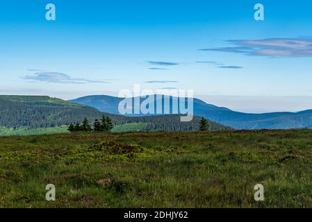 Dlouhe strane, Vozka, Cervena hora, Keprnik und wenige andere Hügel vom Jeleni hrbet Berggipfel über Jeleni studanka in Jeseniky Berge in tschechischen Rep Stockfoto