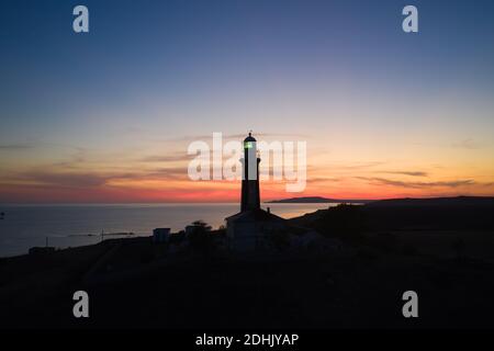 Spektakuläre Drohne Blick auf Bake auf Hügel im Hintergrund Von ruhigem Meer und Sonnenuntergang Himmel Stockfoto