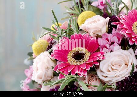 Roter und rosafarbener Strauß mit Rosen, Gerberas, Nelken und Freesias. Partydekor Stockfoto