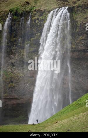 Der Wasserfall Seljalandsfoss, auf der Ringstraße im Süden Islands Stockfoto