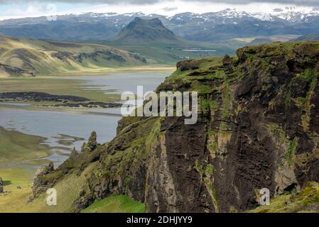 Isländische Landschaft mit vulkanischem Lava ridge, Gletscher, Berge, grüne Gras. Vik, Island Stockfoto