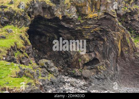 Londrangar Basaltfelsen in Island Snaefellsnes Halbinsel an der Atlantikküste. Schwarze vulkanische Landschaft mit Rock pinnacles Stockfoto