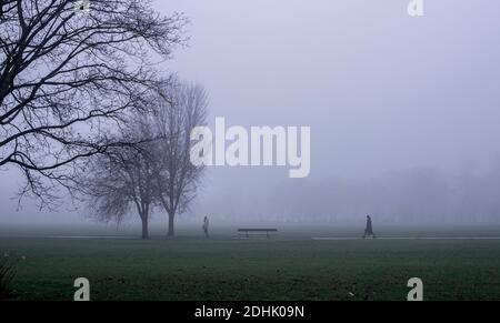 Harrogate, North Yorkshire, Großbritannien. Dezember 2020. Ein paar Wanderer können heute durch den dichten Nebel auf der Straße im Zentrum von Harrogate gesehen werden. Kredit: ernesto rogata/Alamy Live Nachrichten Stockfoto