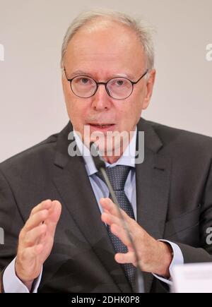 11. Dezember 2020, Sachsen, Aue: Christoph Josten, Universitätsklinikum Leipzig, spricht bei einer Pressekonferenz im Helios Klinikum. Das Erzgebirge gehört neben Ostsachsen zu den Regionen mit der höchsten Infektionsrate im Freistaat. Ab Samstag (12.12.2020) sind Masken überall im Freien Pflicht. Wie in anderen sächsischen Corona-Hotspots ist das Servieren und der Konsum von Alkohol in der Öffentlichkeit verboten. Haus oder Wohnung darf nicht mehr ohne Grund verlassen werden. Personen, die keinen ständigen Wohnsitz im Erzgebirgsreis haben, dürfen nicht mitreisen Stockfoto