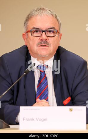 11. Dezember 2020, Sachsen, Aue: Frank Vogel, Landrat des Erzgebirgskreises, spricht bei einer Pressekonferenz im Helios Klinikum. Das Erzgebirge gehört neben Ostsachsen zu den Regionen mit der höchsten Infektionsrate im Freistaat. Ab Samstag (12.12.2020) sind Masken überall im Freien Pflicht. Wie in anderen sächsischen Corona-Hotspots ist das Servieren und der Konsum von Alkohol in der Öffentlichkeit verboten. Haus oder Wohnung darf nicht mehr ohne Grund verlassen werden. Personen, die keinen ständigen Wohnsitz im Erzgebirgsreis haben, dürfen sich nicht enteignen Stockfoto