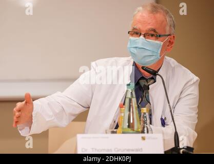 11. Dezember 2020, Sachsen, Aue: Thomas Grünewald, Infektiologe am Chemnitzer Krankenhaus, spricht bei einer Pressekonferenz im Helios Krankenhaus. Das Erzgebirge gehört neben Ostsachsen zu den Regionen mit der höchsten Infektionsrate im Freistaat. Ab Samstag (12.12.2020) sind Masken überall im Freien Pflicht. Wie in anderen sächsischen Corona-Hotspots ist das Servieren und der Konsum von Alkohol in der Öffentlichkeit verboten. Haus oder Wohnung darf nicht mehr ohne Grund verlassen werden. Personen, die keinen ständigen Wohnsitz im Erzgebirgsreis haben, sind nicht erlaubt Stockfoto