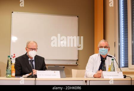 11. Dezember 2020, Sachsen, Aue: Christoph Josten (l), Universitätsklinikum Leipzig, und Thomas Grünewald, Infektiologe vom Chemnitzer Krankenhaus, sitzen bei einer Pressekonferenz im Helios-Krankenhaus. Das Erzgebirge gehört neben Ostsachsen zu den Regionen mit der höchsten Infektionsrate im Freistaat. Ab Samstag (12.12.2020) sind Masken überall im Freien Pflicht. Wie in anderen sächsischen Corona-Hotspots ist das Servieren und der Konsum von Alkohol in der Öffentlichkeit verboten. Haus oder Wohnung darf nicht mehr ohne Grund verlassen werden. Personen, die keine perm haben Stockfoto