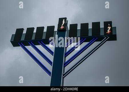 LONDON, 11. Dezember 2020. Der neunverzweigte Menorah-Leuchter steht auf dem Trafalgar Square während des achttägigen Feiertags von Chanukka. Kredit: amer ghazzal/Alamy Live Nachrichten Stockfoto