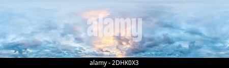 Sky Teil des nahtlosen Panoramas bei Sonnenuntergang mit Lichtwolken, für den einfachen Einsatz in 3D-Grafiken und Kompositen in Drohnen-Kugelpanoramen als Sky Dome. Stockfoto