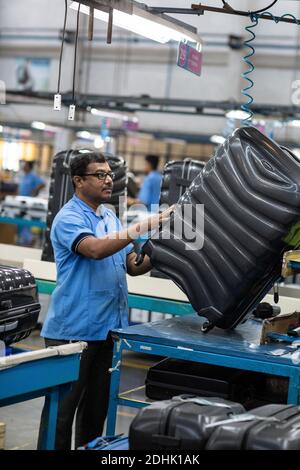 Männliche Arbeiter in der Produktionseinheit von Samsonite in Indien Stockfoto