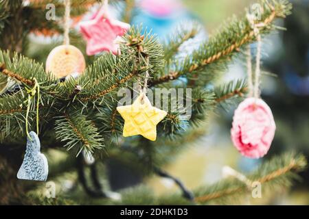 DIY handgemachte Dekoration auf einem Weihnachtsbaum Stockfoto