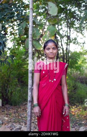 Junge Gärtnerin in traditioneller indischer Kleidung posiert in der Produktionsstätte von Samsonite in Nashik Indien. Stockfoto