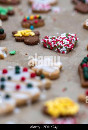 Magdeburg, Deutschland. Dezember 2020. Ein Herz mit bunten Zuckerbällen liegt auf einem Tablett neben anderen Weihnachtsplätzchen. Quelle: Stephan Schulz/dpa-Zentralbild/ZB/dpa/Alamy Live News Stockfoto