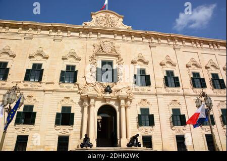 Malta, Valletta, die Auberge von Castille ist ein monumentales Gebäude aus dem 16th. Jahrhundert, das heute als Residenz für den Präsidenten von Malta diente. Stockfoto