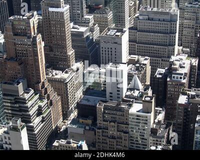 Verschiedene Gebäude von Manhattan an einem sonnigen Tag, Foto in New York City aufgenommen Stockfoto