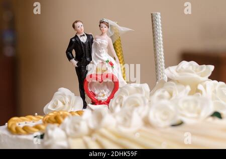 Statuetten der Braut und des Bräutigams sind auf der Hochzeitstorte, Nahaufnahme Stockfoto