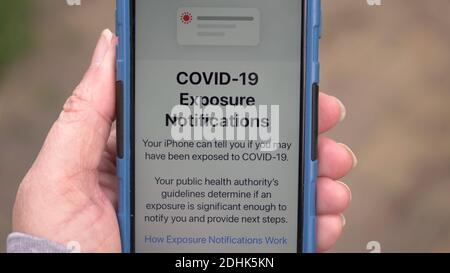 VISTA, C, VEREINIGTE STAATEN - Dec 10, 2020: Nahaufnahme eines Smartphones in der Hand einer Person, Anzeige der neuen California Covid-19 Exposure Notification App Stockfoto