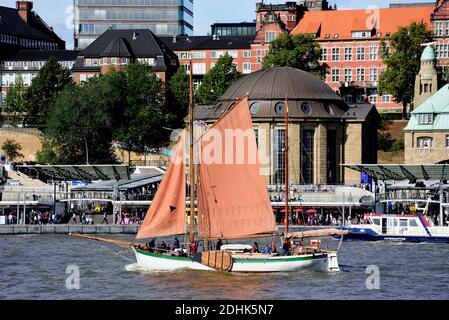 Europa, Deutschland, Hansestadt Hamburg, St. Pauli, Landungsbrücken, Elbe, Blick über die Elbe auf Skyline, Kuppel Alter Elbtunnel, Plattbodenschif Stockfoto