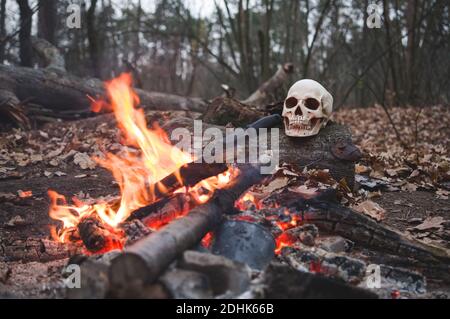 Ritus durch das Feuer. Ritus der Passage mit menschlichen Schädeln durch das Feuer. Schädel und Messer. Stockfoto