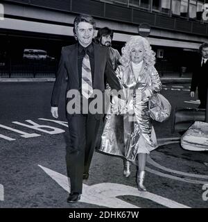 Dame Barbara Windsor und ihr Mann Ronnie Knight bei Ankunft am Flughafen Heathrow aus Australien, 4. November 1981. Stockfoto