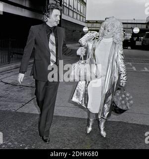 Dame Barbara Windsor und ihr Mann Ronnie Knight bei Ankunft am Flughafen Heathrow aus Australien, 4. November 1981. Stockfoto