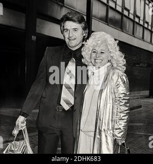 Dame Barbara Windsor und ihr Mann Ronnie Knight bei Ankunft am Flughafen Heathrow aus Australien, 4. November 1981. Stockfoto