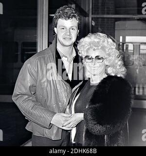 Barbara Windsor und Freund Stephen Hollings am Flughafen London Heathrow, 14. Oktober 1984 Stockfoto