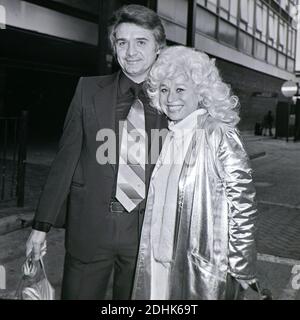 Dame Barbara Windsor und ihr Mann Ronnie Knight bei Ankunft am Flughafen Heathrow aus Australien, 4. November 1981. Stockfoto