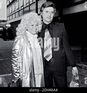 Dame Barbara Windsor und ihr Mann Ronnie Knight bei Ankunft am Flughafen Heathrow aus Australien, 4. November 1981. Stockfoto