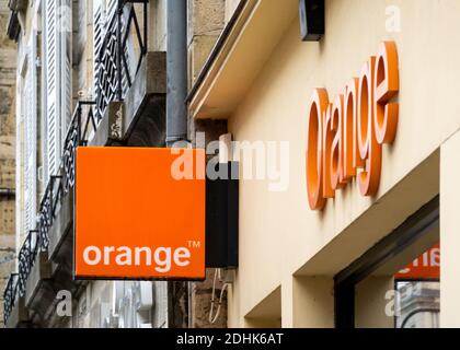 Orangefarbenes Ladenschild in Bayonne, Frankreich Stockfoto